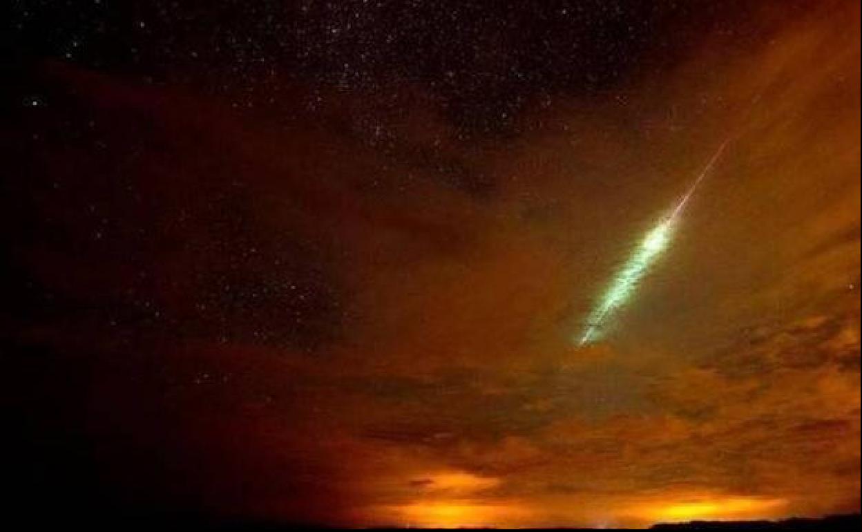Imagen de archivo de un meteorito en la atmósfera de La Tierra. 