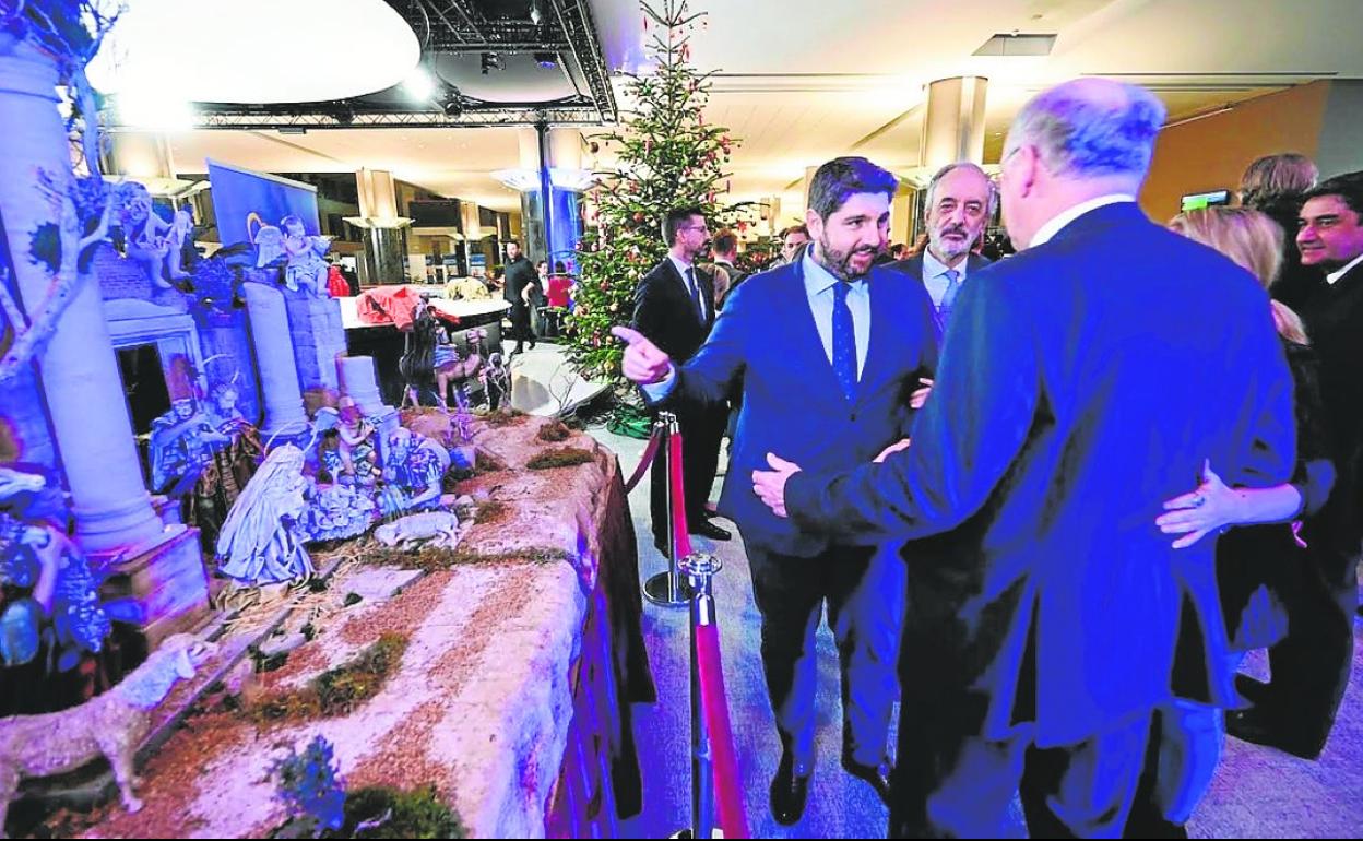 El presidente López Miras muestra el belén murciano a las autoridades europeas. 