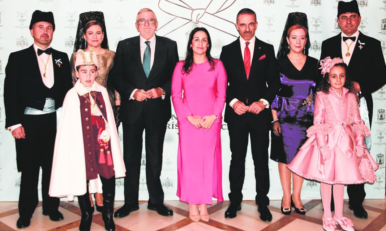 De izq. a dcha., el Capitán Mayordomo del Bastón y esposa, junto a paje; el presidente de la Asamblea Regional, Alberto Castillo; la alcaldesa de Yecla, Remedios Lajara; José Fco. Puche, presidente de la Asociación de Mayordomos de la Purísima Concepción, y el Alférez Mayordomo de la Bandera y esposa, junto a paje. 