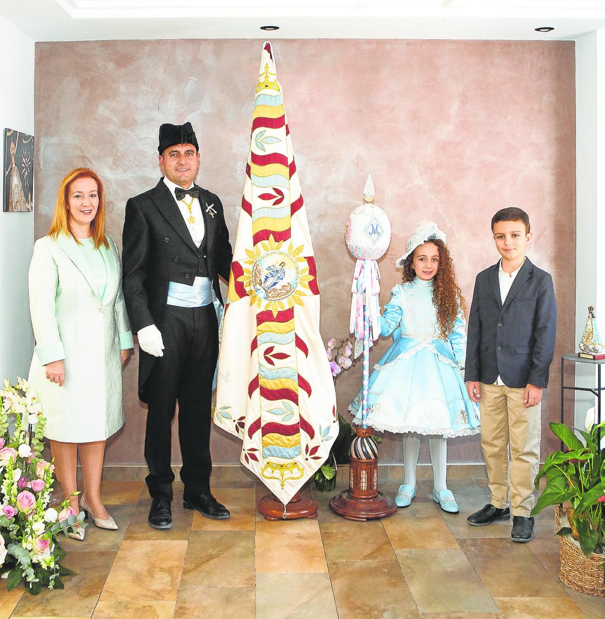 Juan Puche Forte, Mayordomo de la Bandera, junto a su mujer, Sonia De La Fuente Gaita, y sus dos hijos, Julia y Álvaro Puche De La Fuente. 