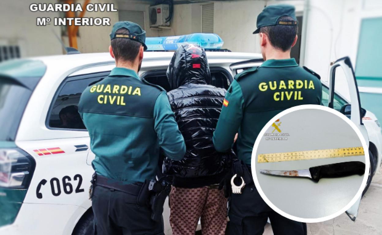 Dos agentes, con el detenido. En detalle, la navaja que usó.