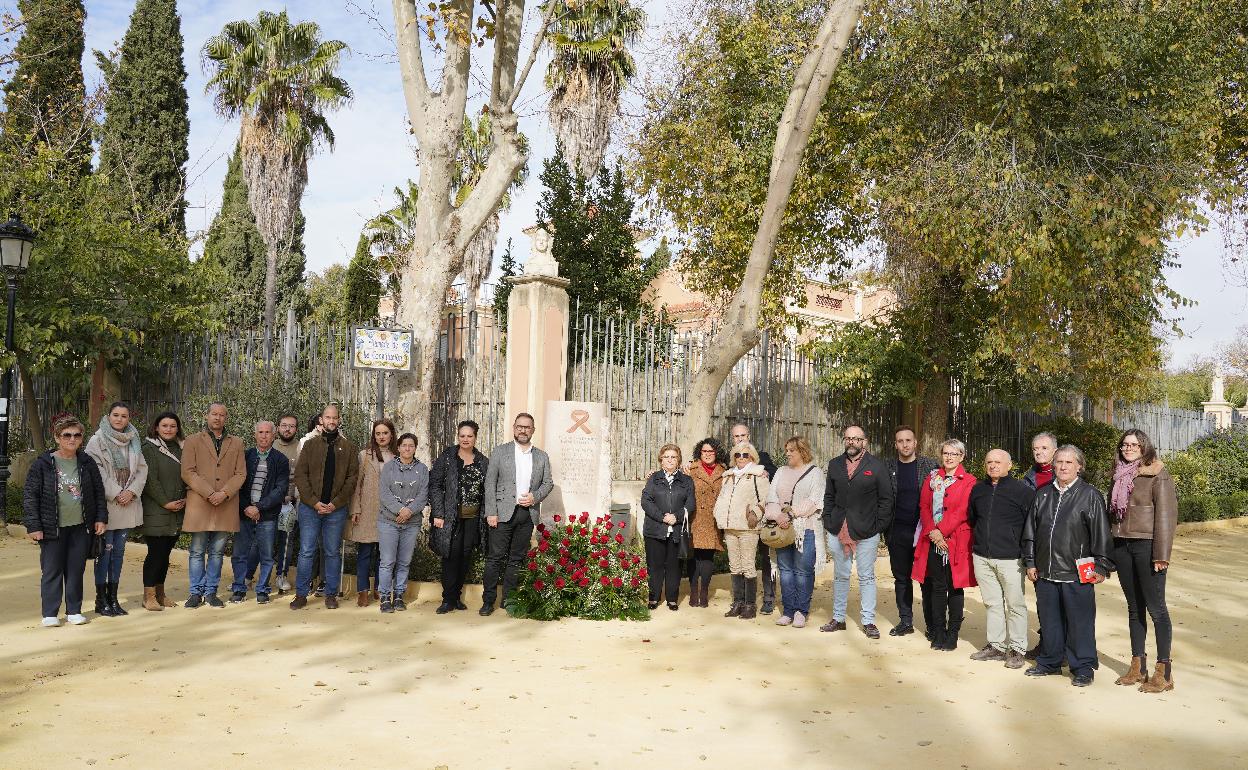 Homenaje a las víctimas del Sida en el monolito instalado en Las Alamedas. 