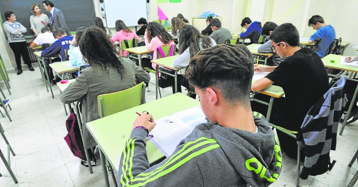 Un grupo de alumnos de la ESO realiza un examen, en una foto de archivo. 