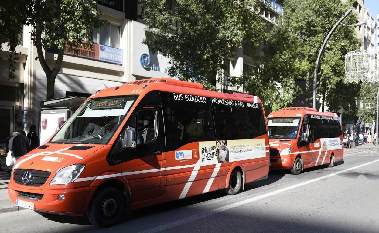 Dos autobuses urbanos en Murcia, en una imagen de archivo. 