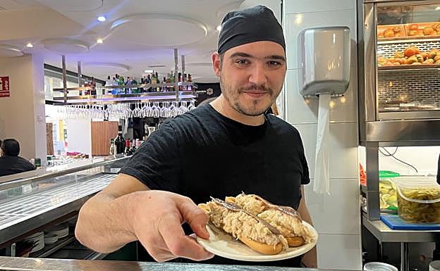 José Antonio con las marineras que acaba de preparar en el bar El Jumillano.