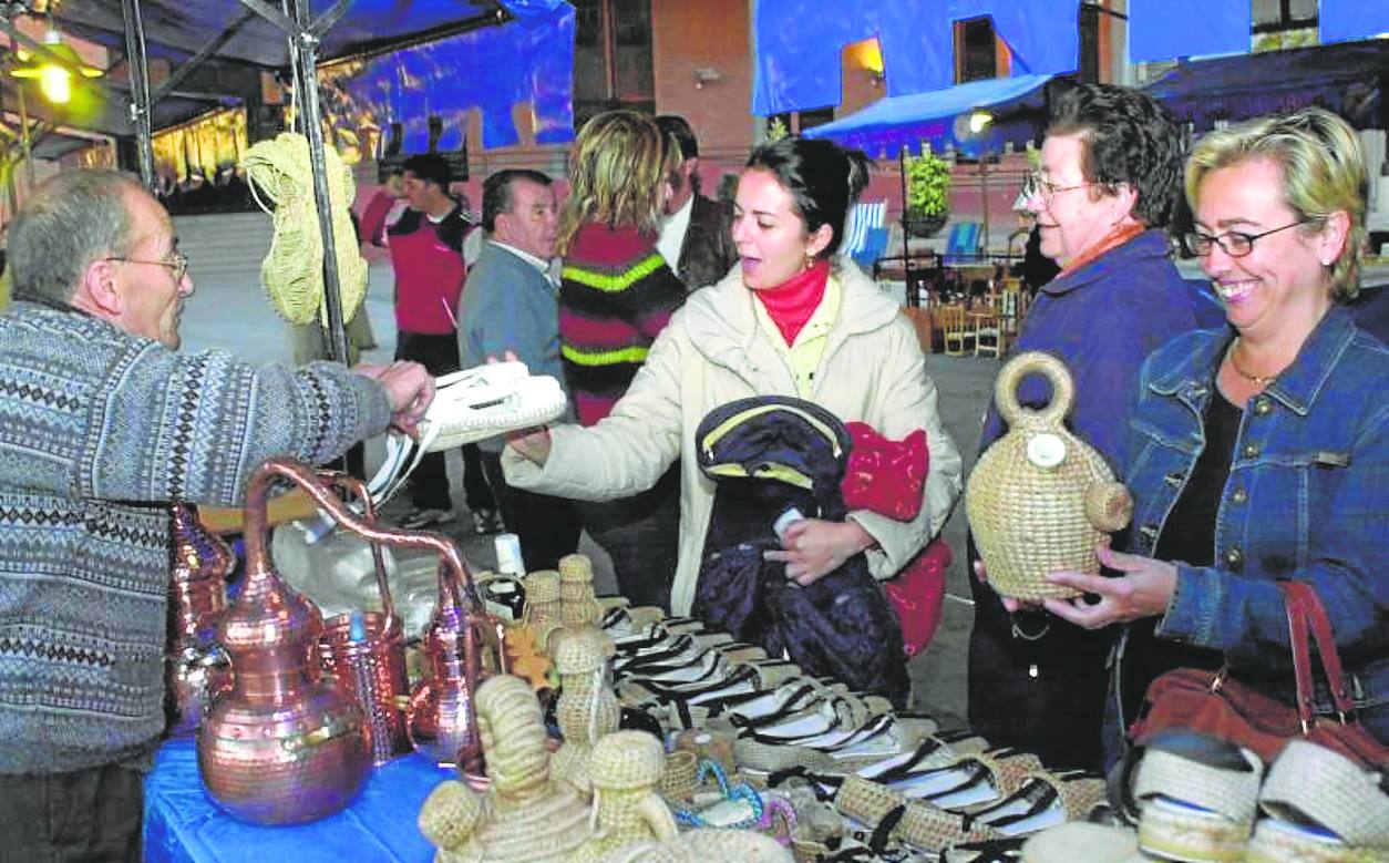 Un puesto de artesanía en el tradicional Zoco de Guadalabid. 