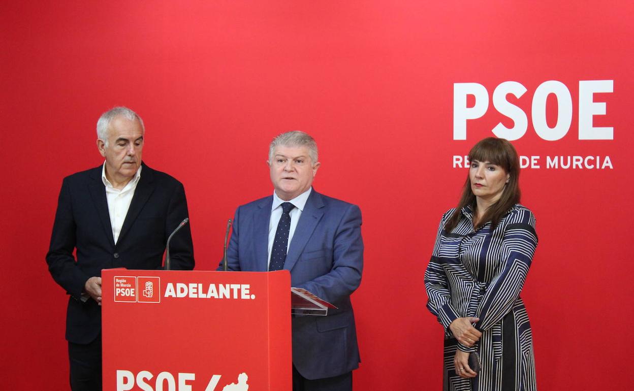 Alfonso Martínez Baños, José Vélez y Marisol Sánchez Jódar en la sede del PSRM. 