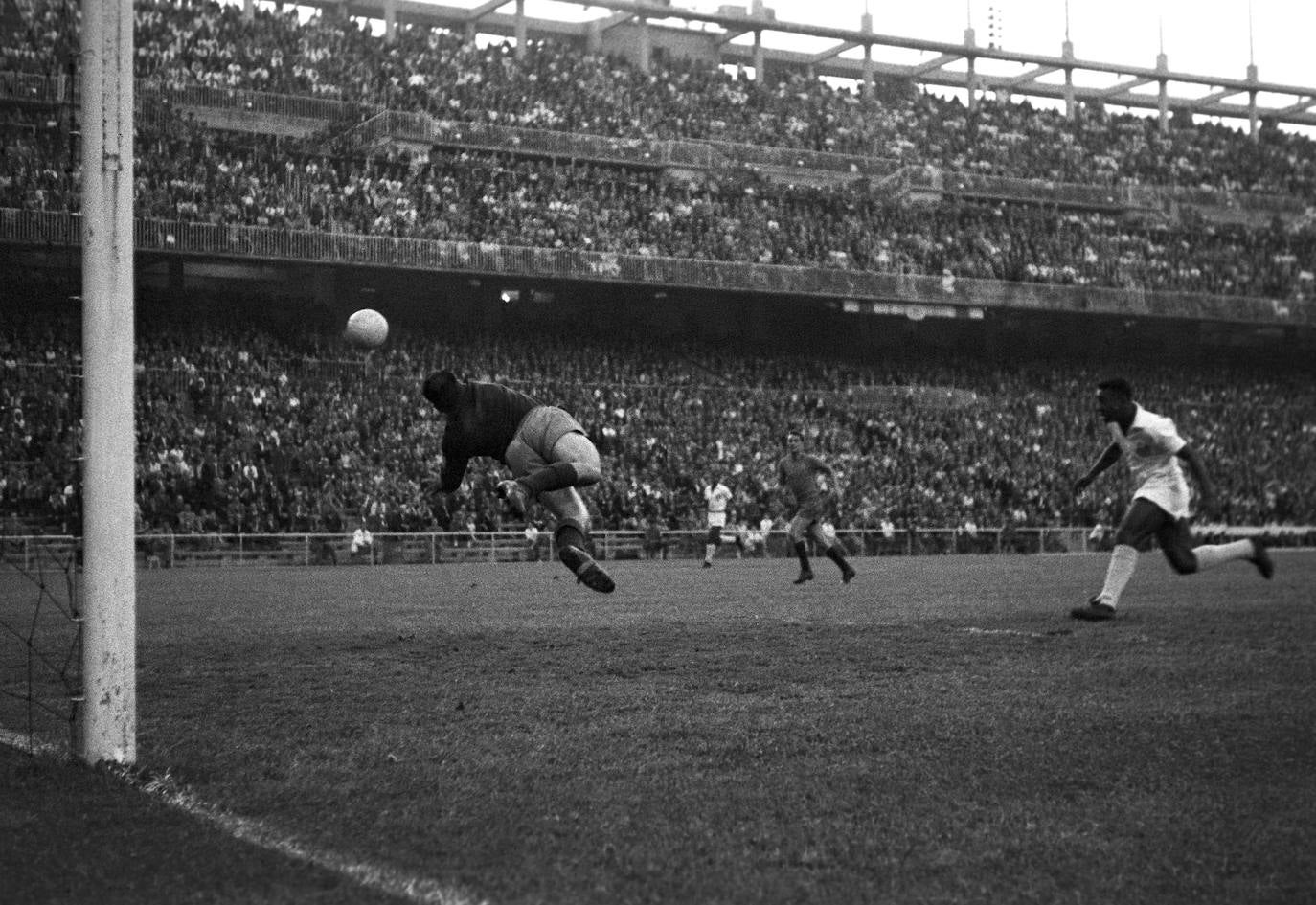 Tres veces campeón del mundo con la 'Canarinha', reventó récords con la misma velocidad con la que despedazaba adversarios