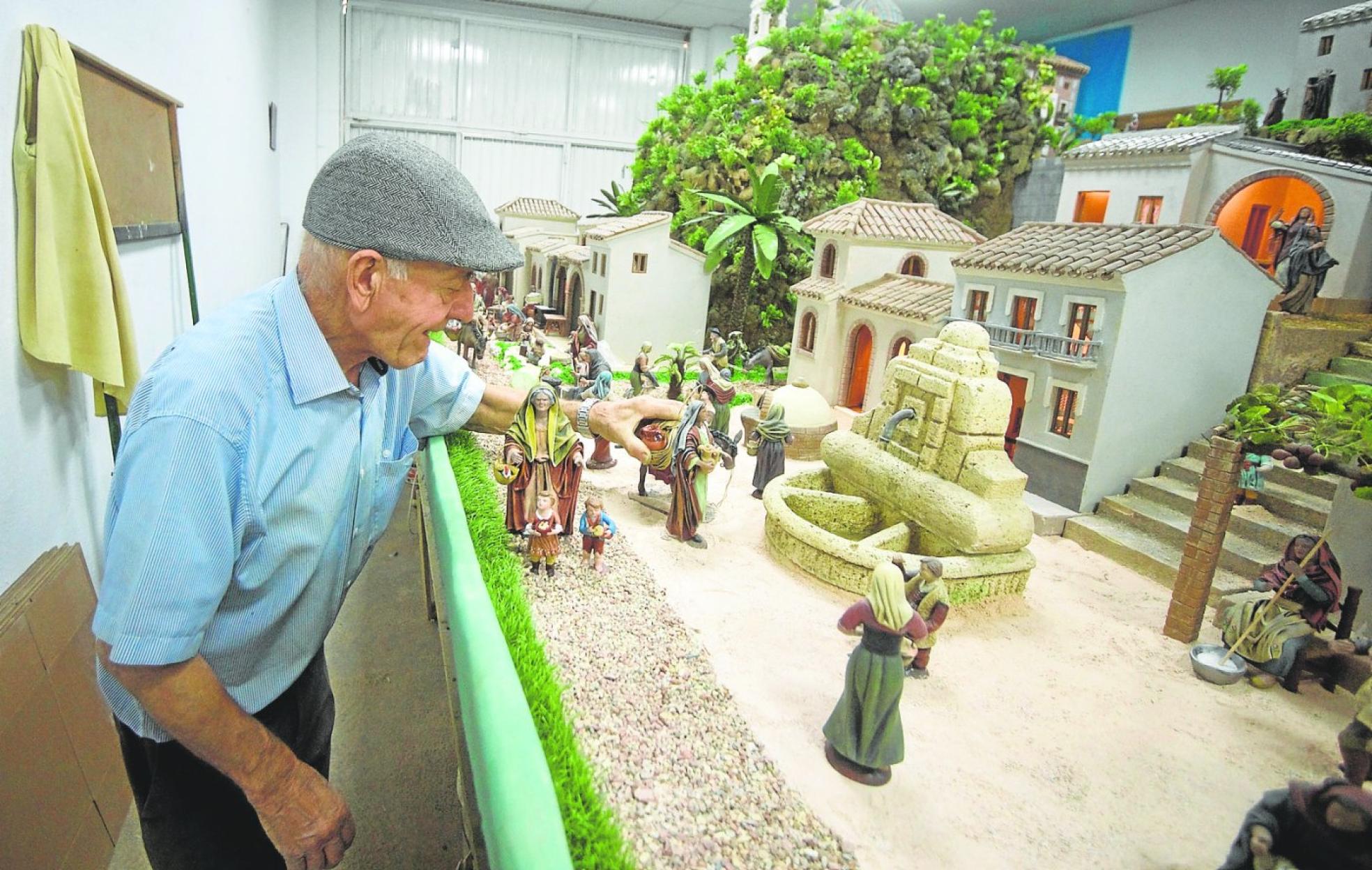 Últimos retoques.Trini Ponce, madre de Antón Garre, echa una mano a su hijo. Una vida de pasión belenística.Juan Antonio Garre coloca figuras del belén que monta desde hace más de 70 años en su bajo. 