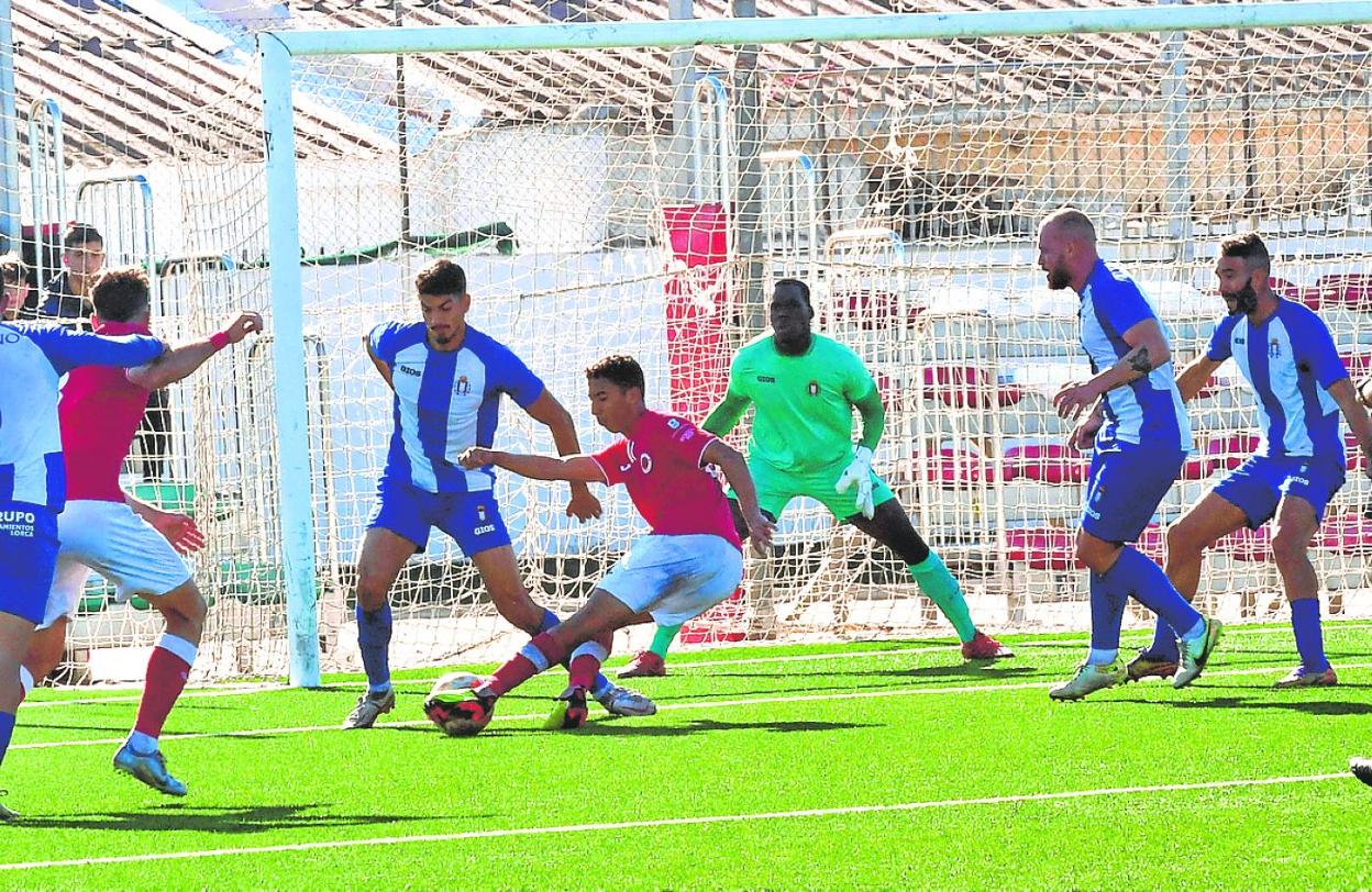 Ocasión de gol del Racing Murcia en el encuentro jugado este domingo en Las Torres de Cotillas. 