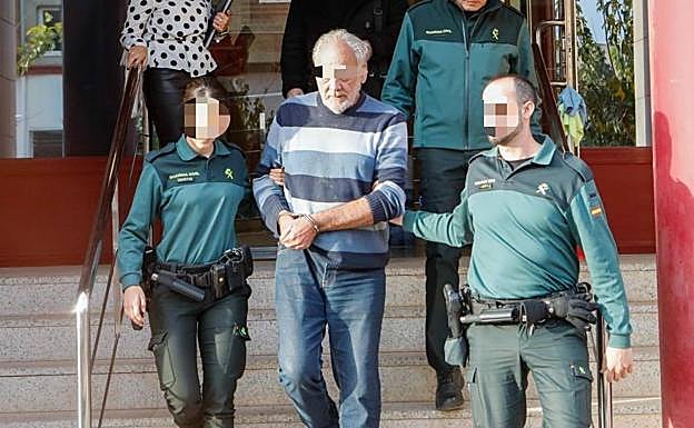 El acusado de asesinar a su pareja, este lunes, a su salida de los juzgados de Totana. 