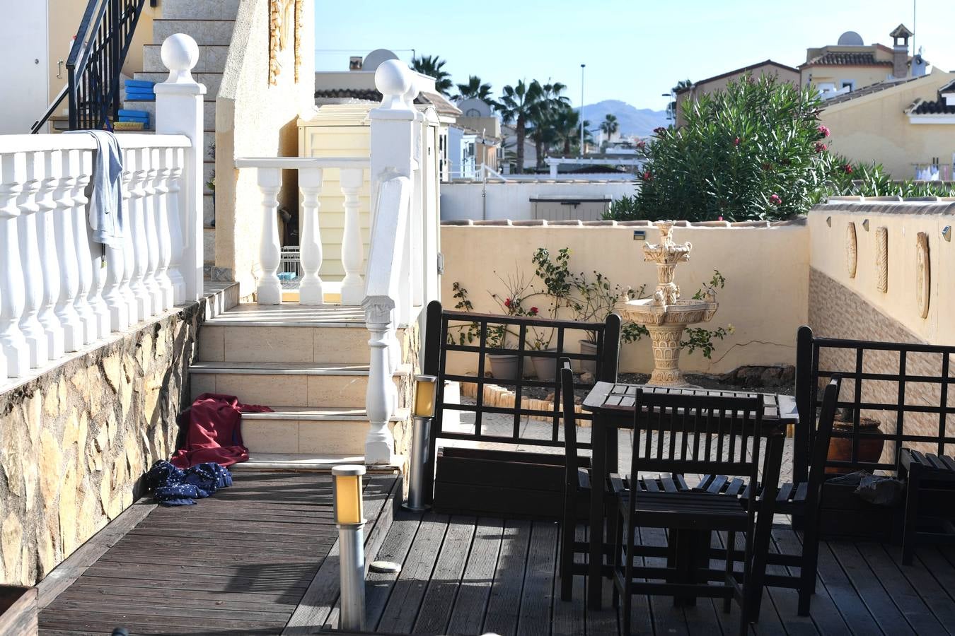 Ropa tirada en el suelo, en la parte trasera de la vivienda.