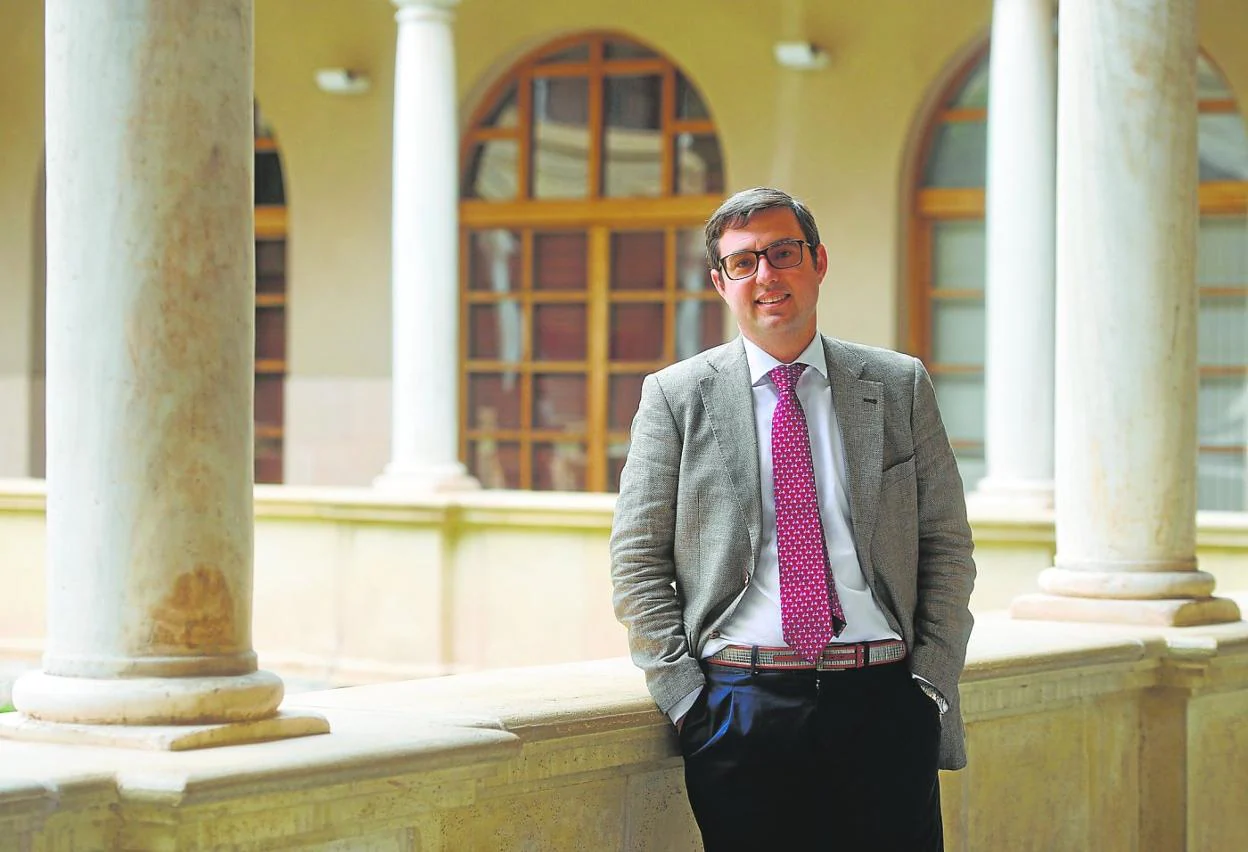 El profesor de Derecho Constitucional Germán Teruel, en el claustro del campus de la Merced en Murcia. 