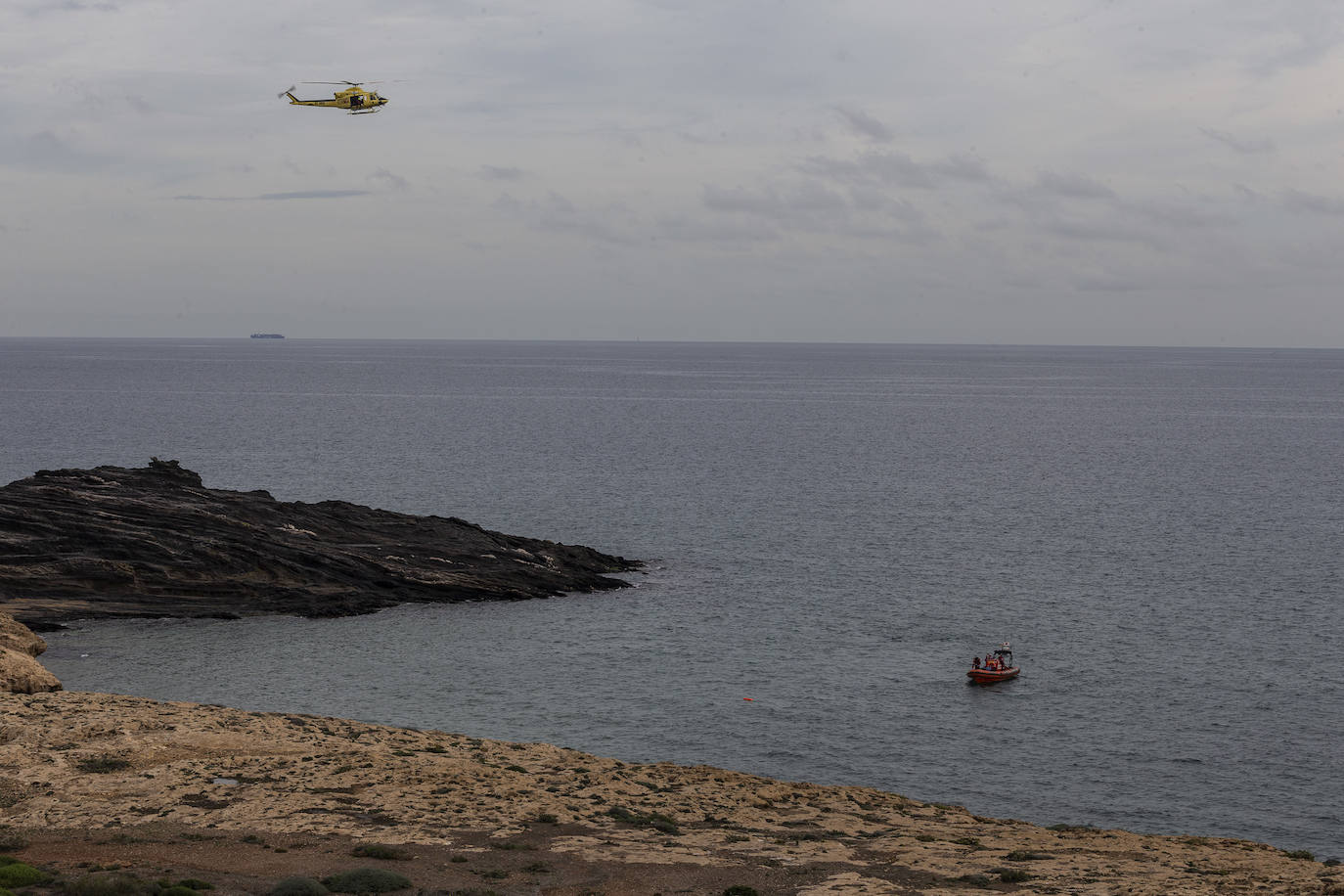 Fotos: Buscan a las posibles víctimas de una patera naufragada entre Cabo de Palos y Cabo Negrete
