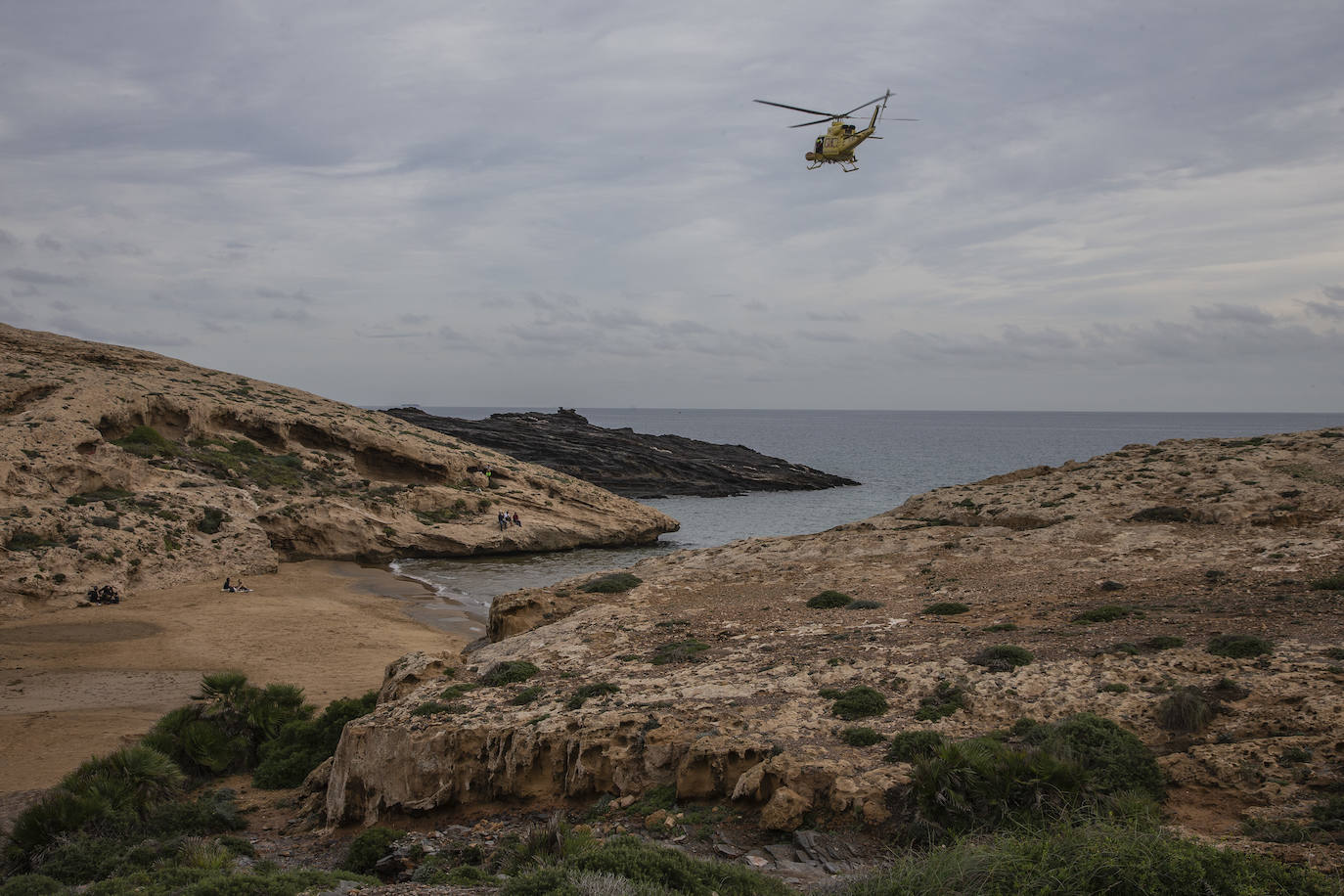 Fotos: Buscan a las posibles víctimas de una patera naufragada entre Cabo de Palos y Cabo Negrete