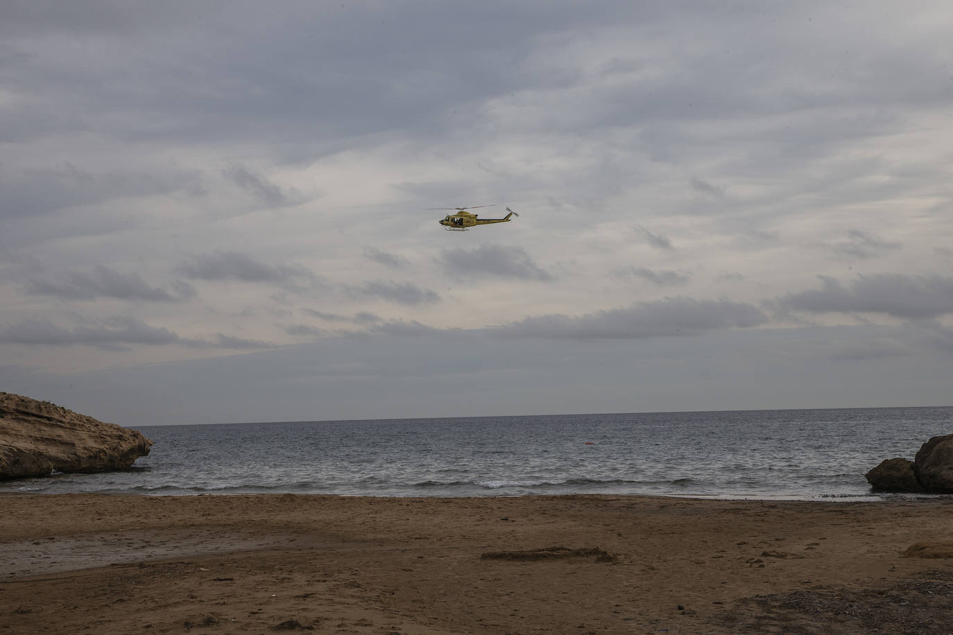 Fotos: Buscan a las posibles víctimas de una patera naufragada entre Cabo de Palos y Cabo Negrete
