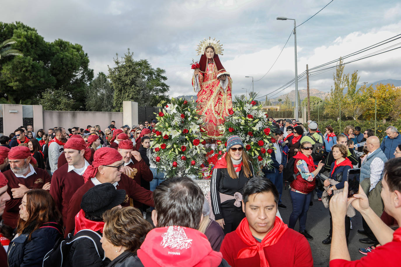 Fotos: La Santa reúne a 10.000 romeros en su bajada a Totana tras el parón de la pandemia