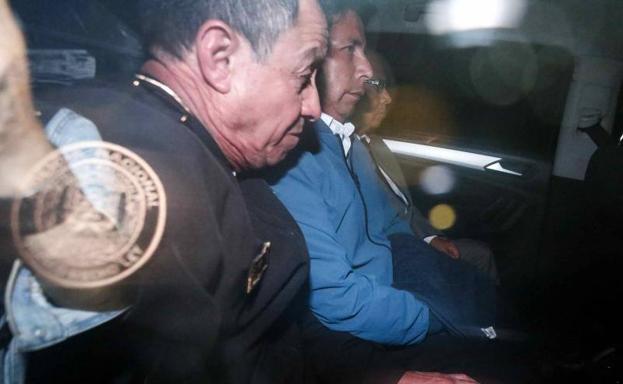 Pedro Castillo sale detenido en un vehículo policial de la Prefectura de Lima.
