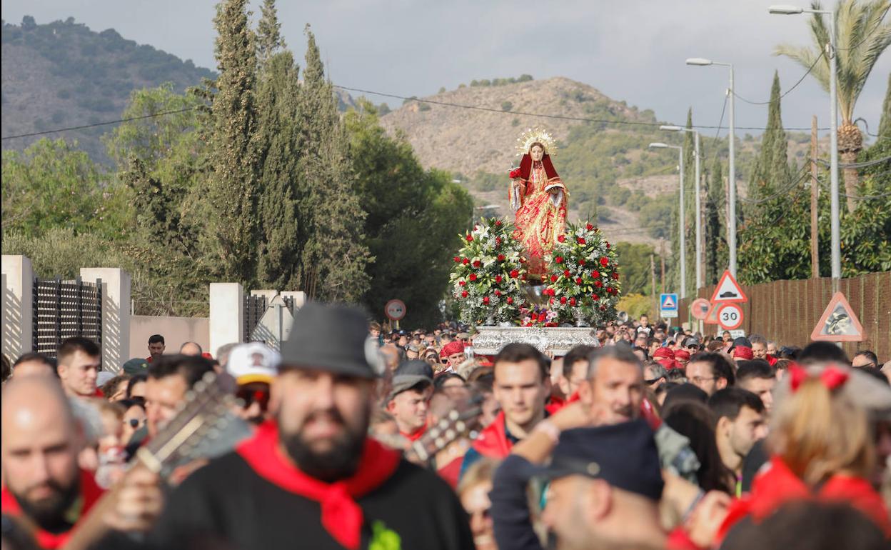 La imagen de Santa Eulalia de Mérida, arropada por los romeros, en su traslado a Totana.