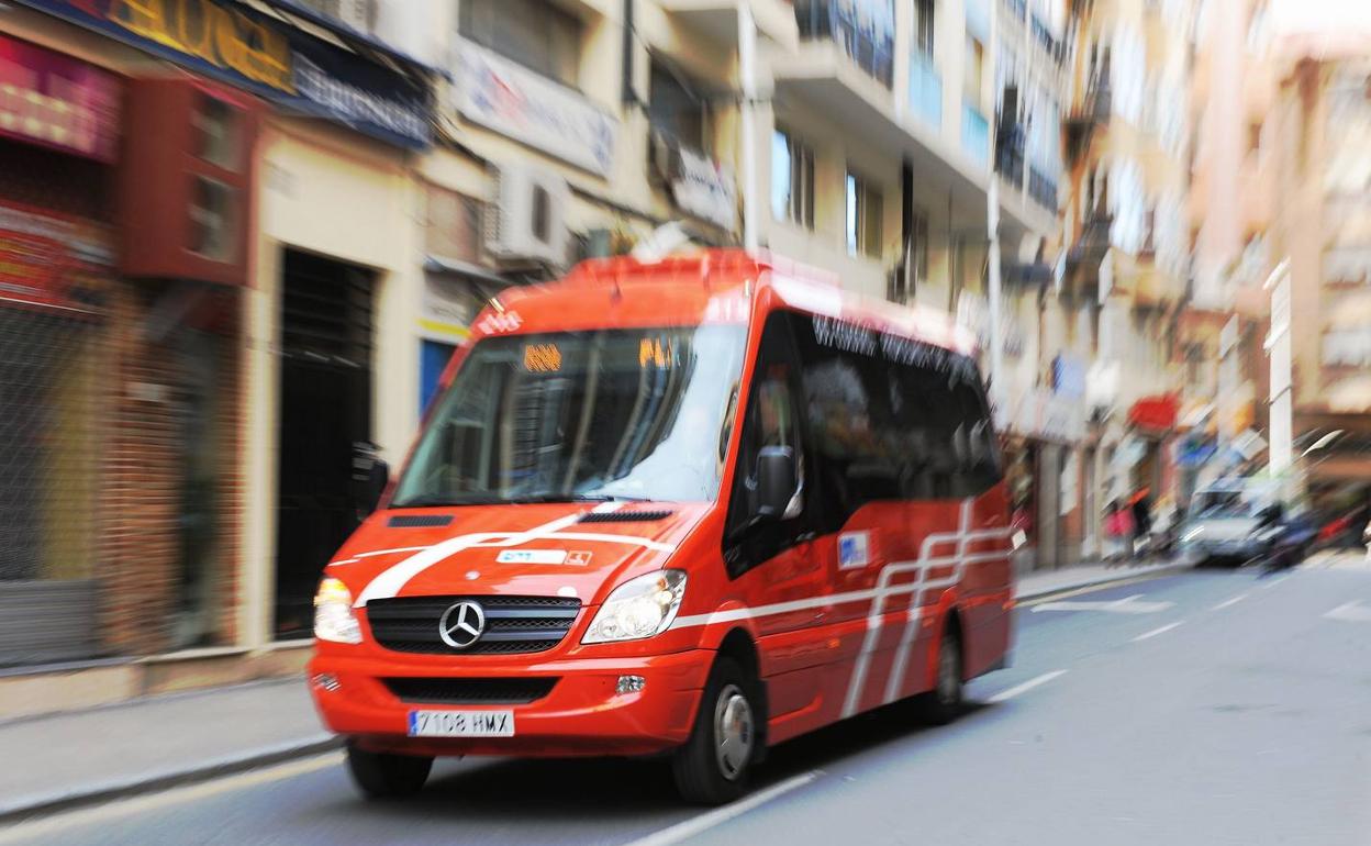 Autobús 'colorao' en una imagen de archivo. 