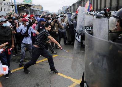 Imagen secundaria 1 - Dina Boluarte al asumir la jefatura del Estado mientras en las calles de la capita manifestantes se pronunciaban a favor y en contra del ya exmandatario Castillo. 