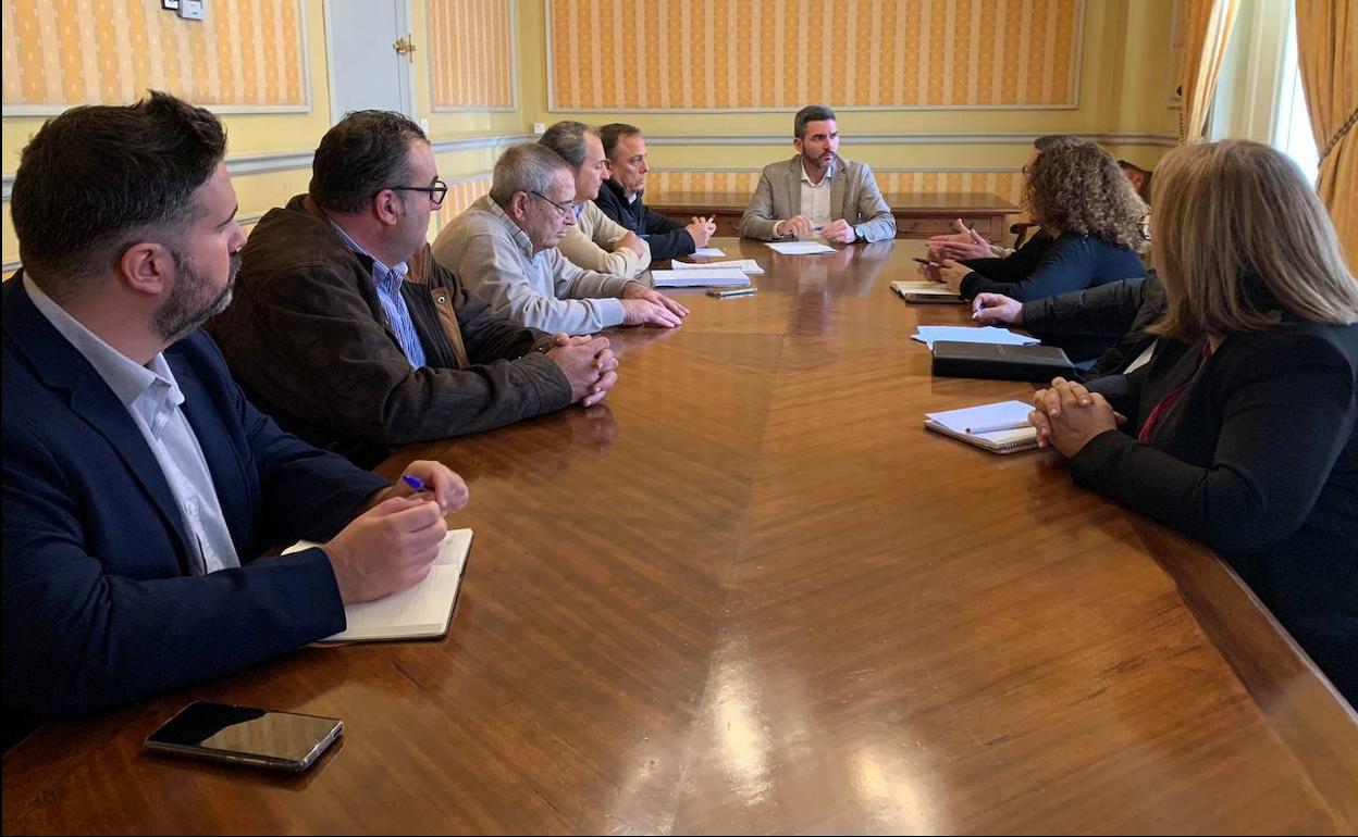 Reunión entre el consejero Antonio Luengo y las cofradías de pescadores de la Región.