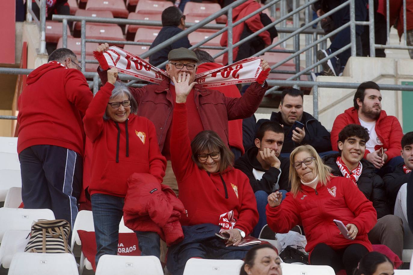 Fotos: Búscate en las gradas del Enrique Roca en la victoria frente al Sabadell