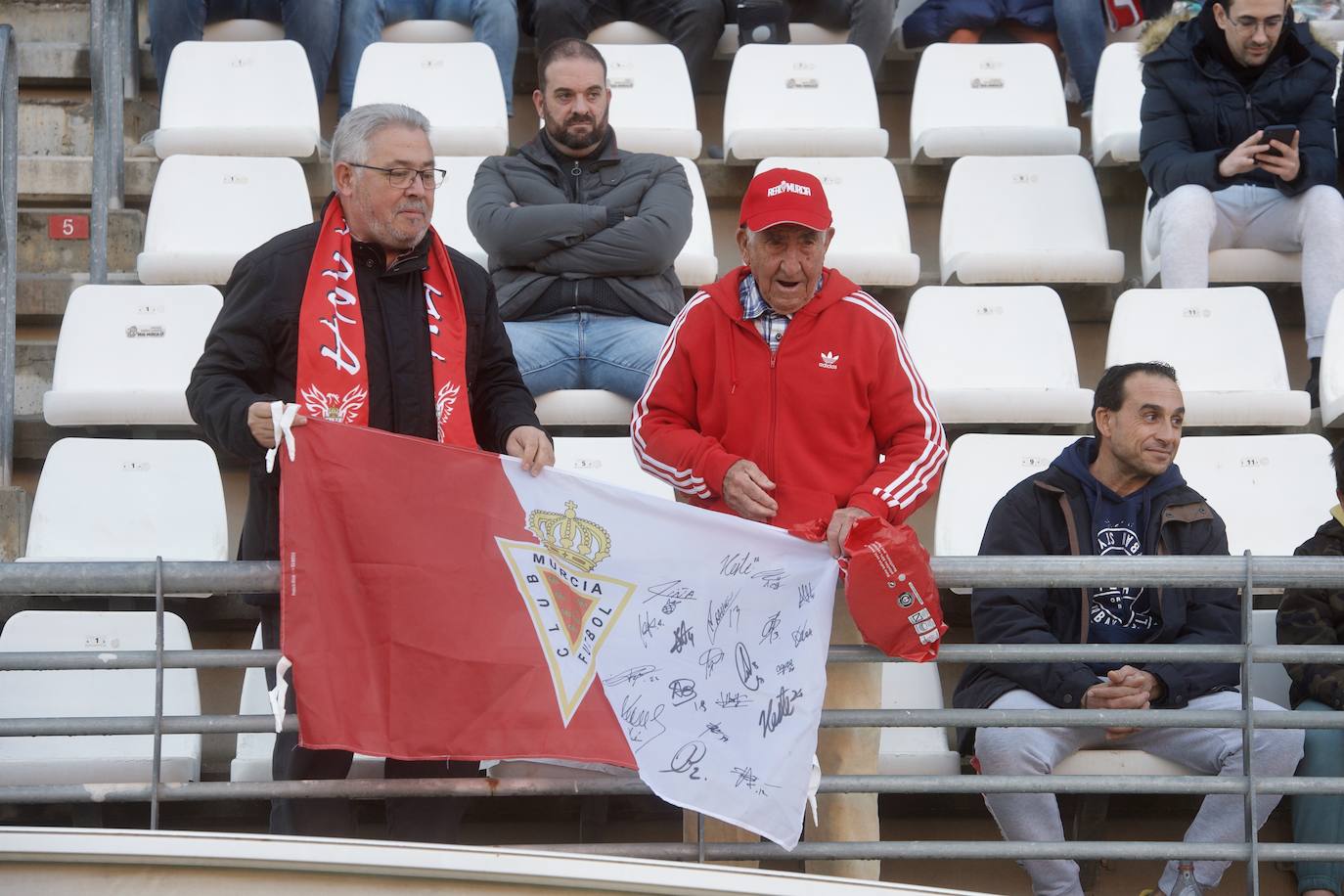 Fotos: Búscate en las gradas del Enrique Roca en la victoria frente al Sabadell