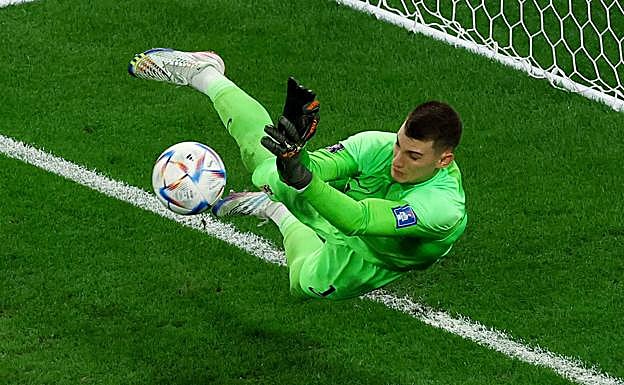 Livakovic detiene el penalti a Rodrygo en el partido contra Brasil.