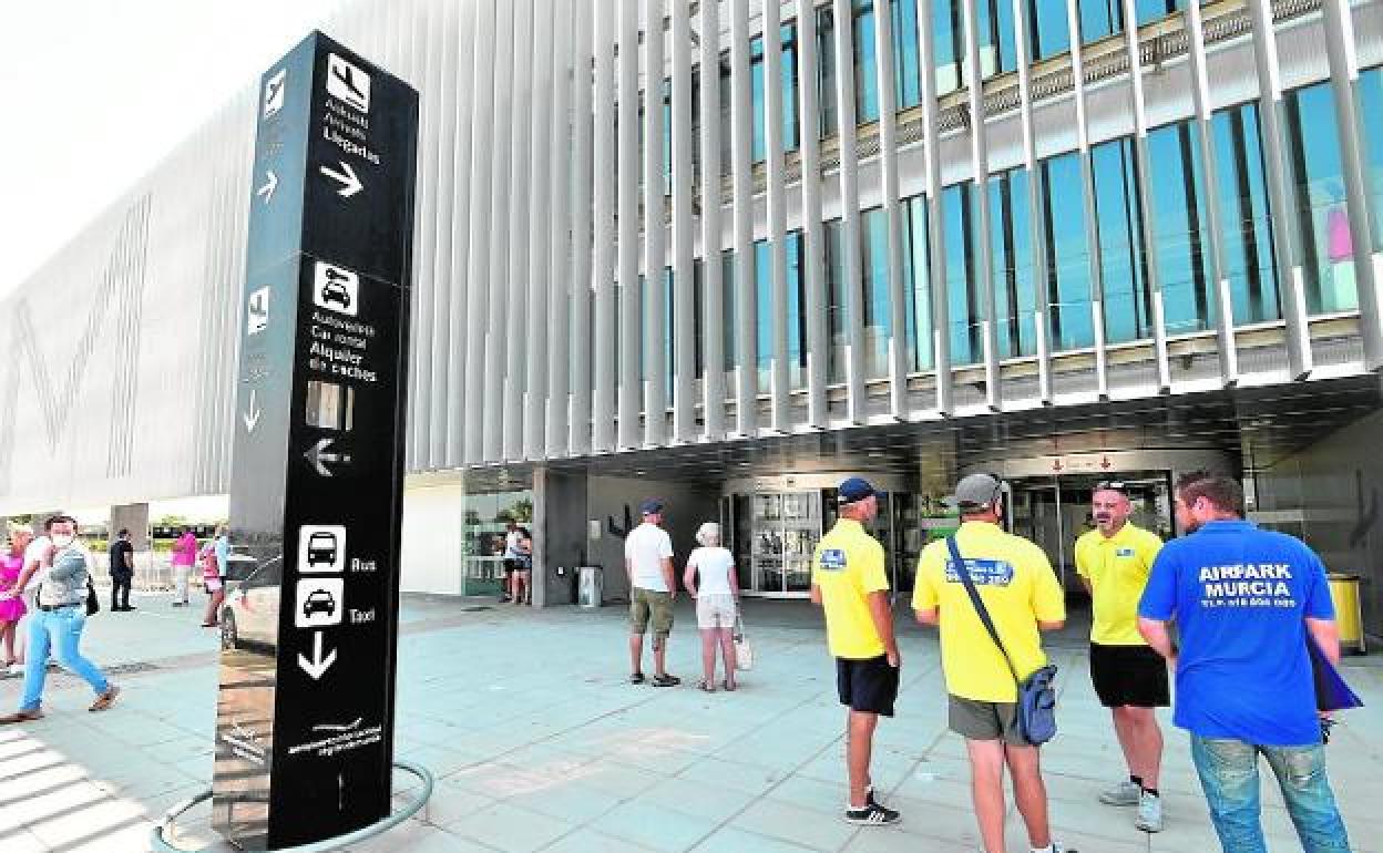 Entrada a la terminal del Aeropuerto Internacional de la Región de Murcia, en Corvera. 