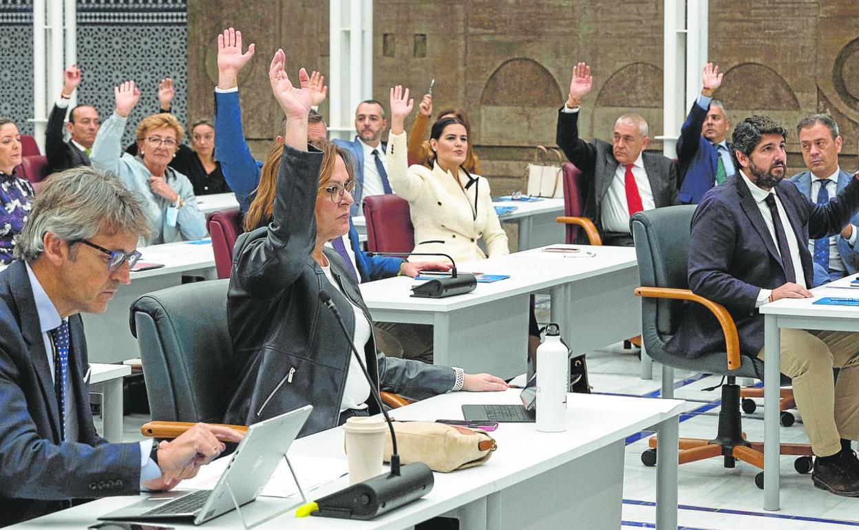 Votación en la Asamblea Regional del techo de gasto para 2023, el pasado 11 de noviembre, con los miembros del Gobierno regional en primera fila. 