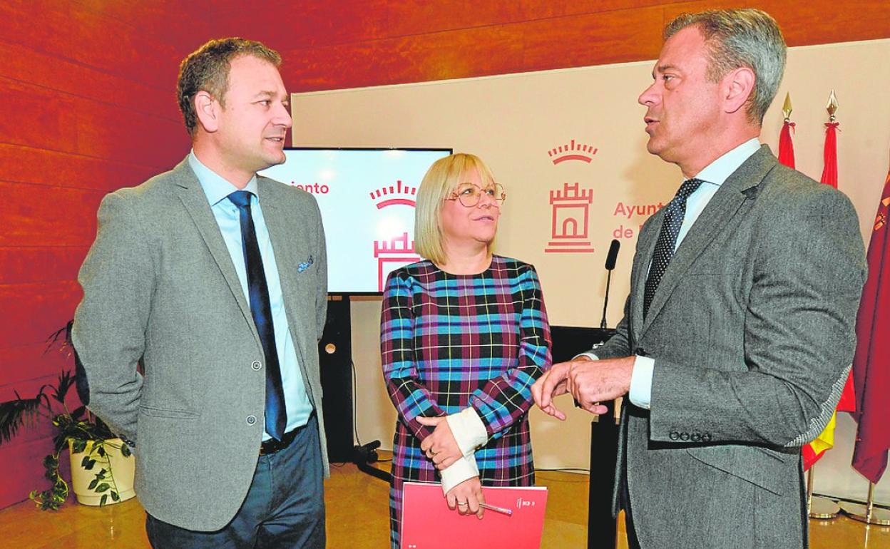 Los ediles Marco Antonio Fernández y Ainhoa Sánchez conversan con el consejero Ortuño. 