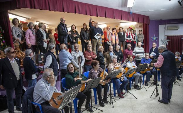 La rondalla y el coro cantan a la Navidad en Las Seiscientas.