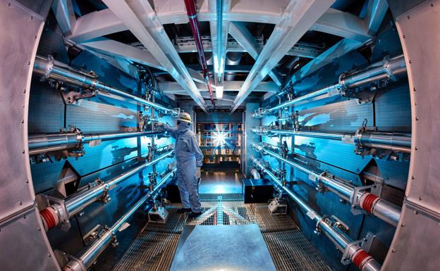 Un técnico en la Instalación Nacional de Ignición del Laboratorio Nacional Lawrence Livermore. 