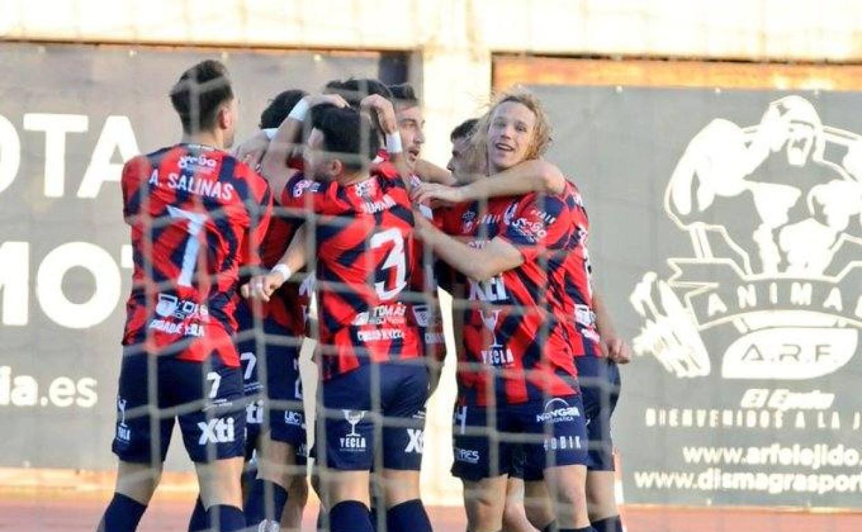 Jugadores del Yeclano celebran la victoria, este domingo.