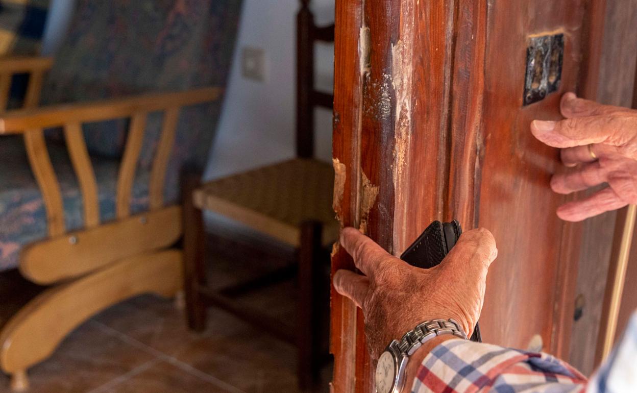 Una víctima de robo muestra la cerradura forzada de su casa en una imagen de archivo. 