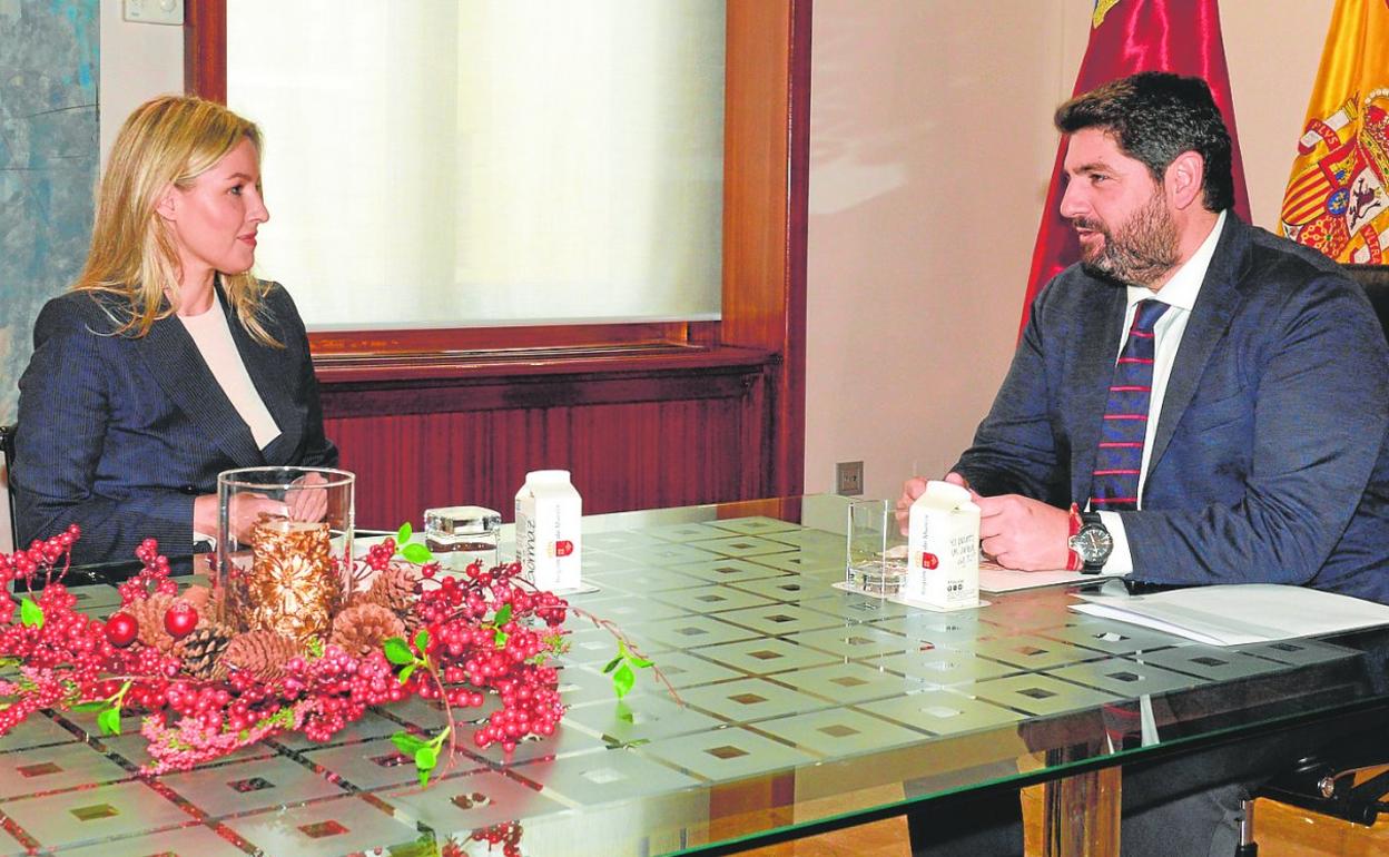 Ana Martínez Vidal y Fernando López Miras, durante su reunión en la mañana de ayer en el Palacio de San Esteban. 