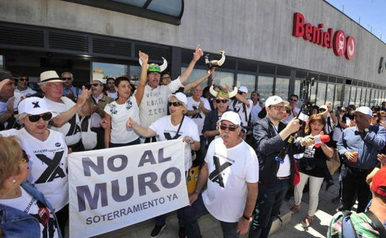 Protesta de miembros de la Plataforma Pro Soterramiento en la estación de Beniel, en una imagen de archivo.