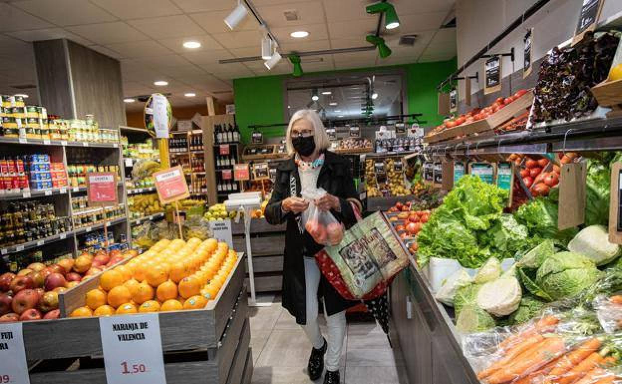 Una mujer hace la compra en un supermercado, en una imagen de archivo- 