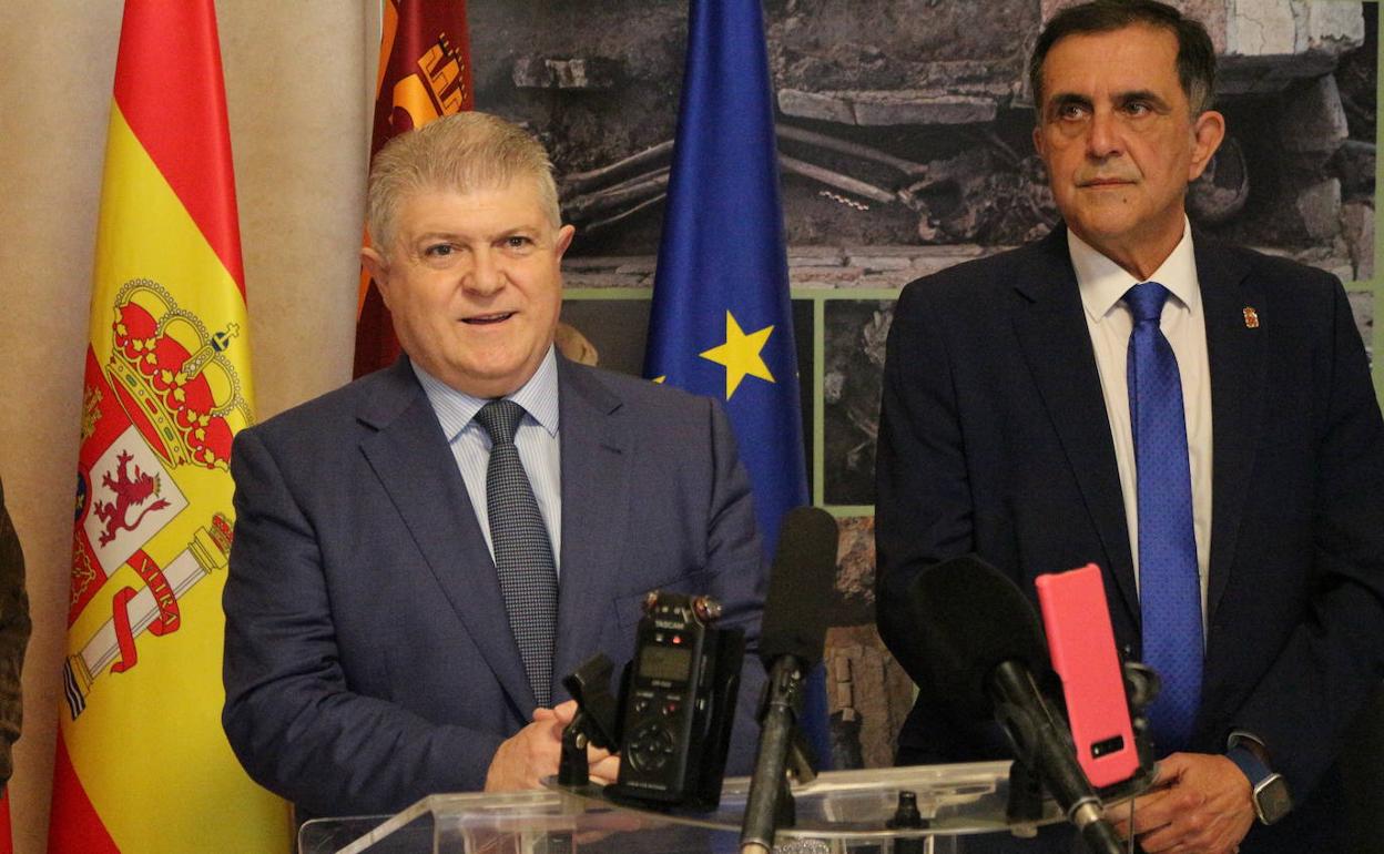 El secretario general del PSOE en la Región, José Vélez, junto al alcalde de Murcia, José Antonio Serrano. 