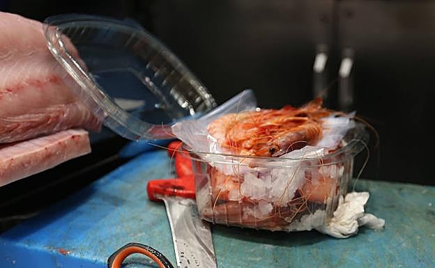 Puñado de gamba roja de Águilas que el chef preparará en su restaurante de Murcia. 