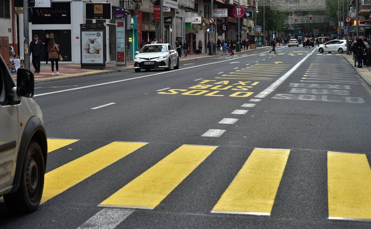Las señales de la avenida de la Constitución de Murcia, pintadas de amarillo por las próximas obras.