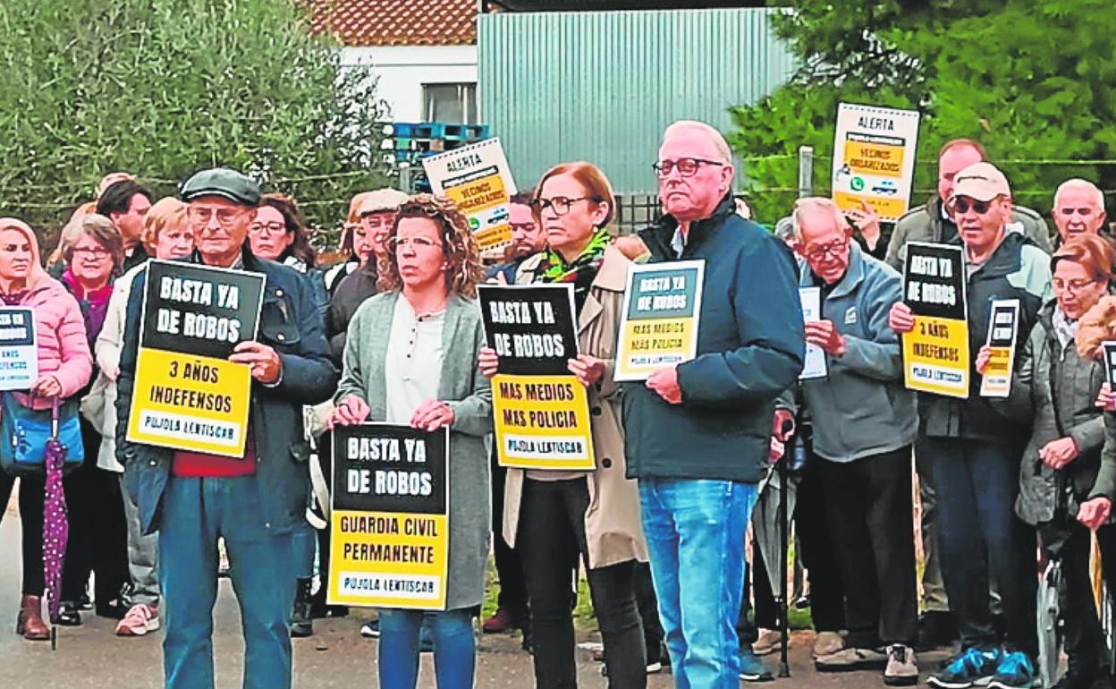 Concentración vecinal, ayer, por la oleada de robos en casas. 