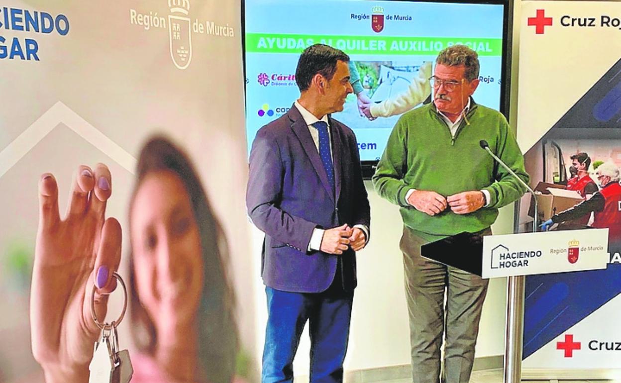 El consejero de Fomento, José Ramón Díez de Revenga, y el presidente autonómico de Cruz Roja, Faustino Herrero, en el acto de ayer. 