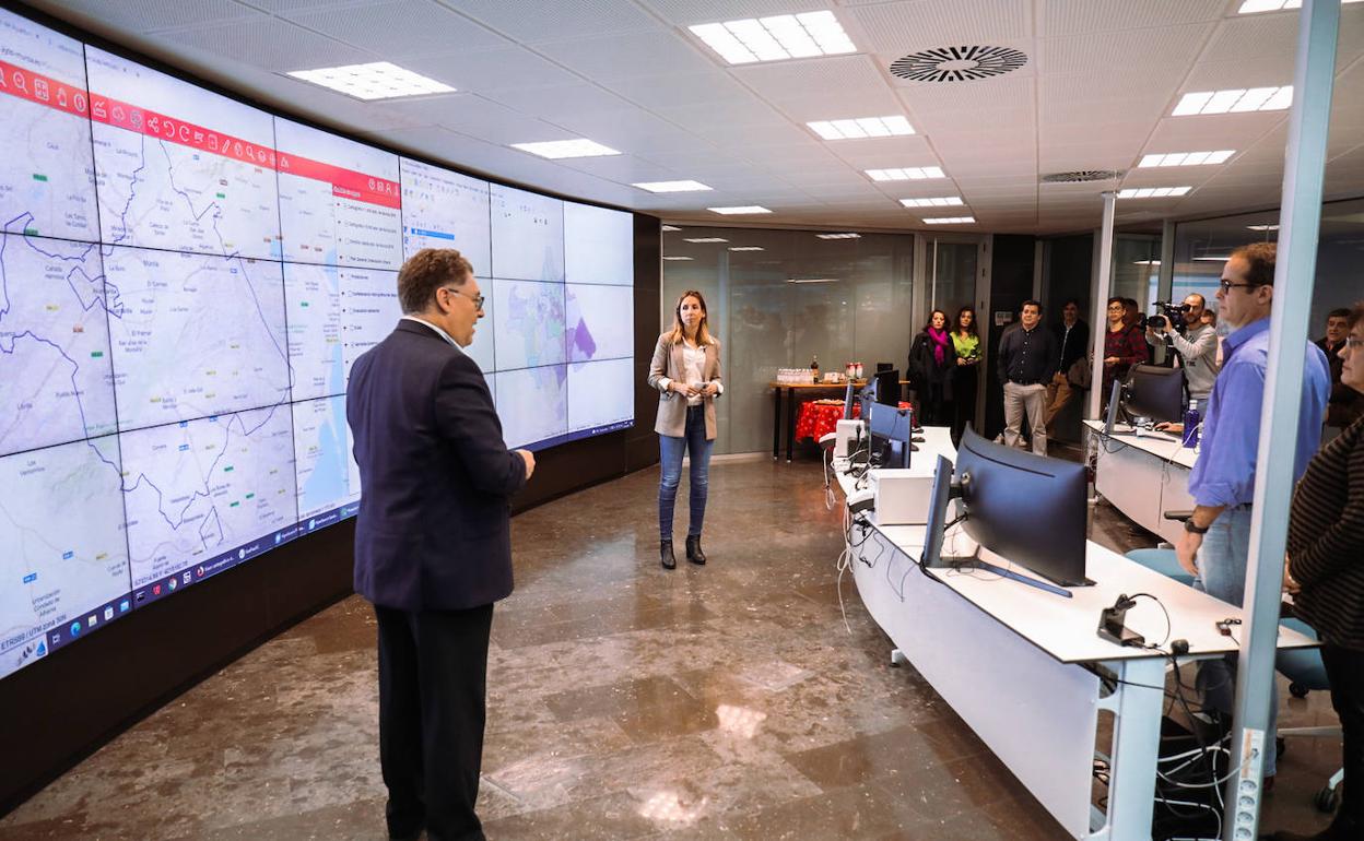 Los concejales Andrés Guerrero y Esther Nevado presentan el nuevo geoisor en la sede Urbanismo en Abenarabi. 