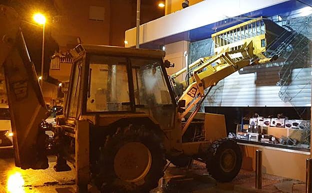 Imagen del alunizaje con una excavadora en una tienda de Roldán. 