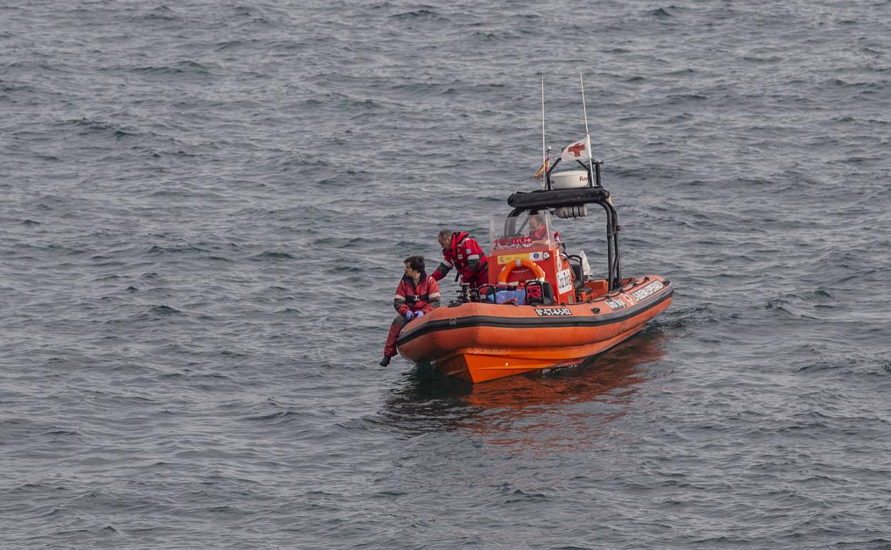 Los servicios de emergencia trabajan en buscar posibles víctimas de una patera naufragada, el pasado jueves.