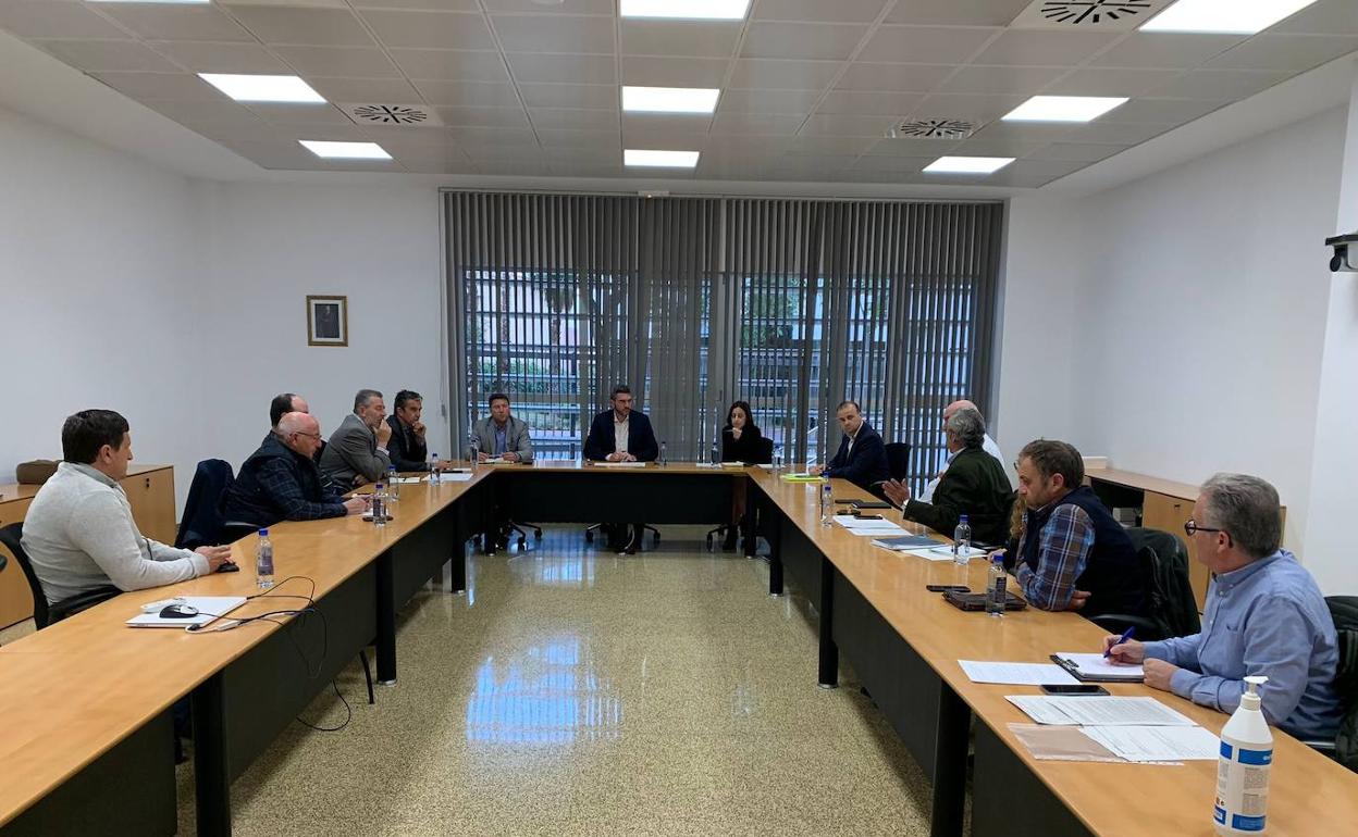 El consejero Antonio Luengo preside la Mesa de los Frutos Secos de la Región de Murcia.