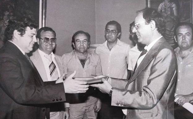 Entrega del borrador del Estatuto al presidente del Consejo Regional, Andrés Hernández Ros. 