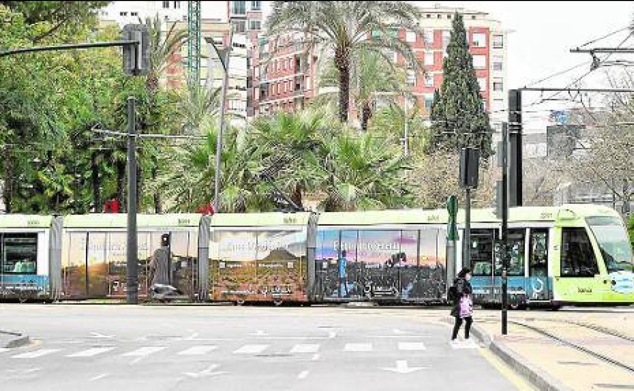 Imagen de archivo del tranvía atravesando la plaza Circular.